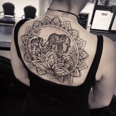  Tatouage mandala sur le haut du dos avec des éléphants en son centre